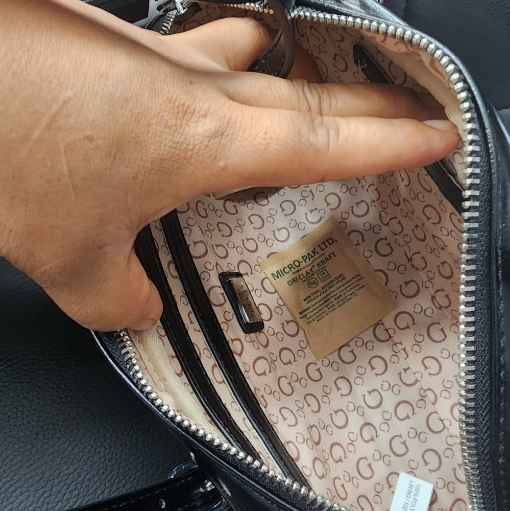 New GUESS Dark Denim SholderBag with gold keychain has two pockets inside - Picture 11 of 11